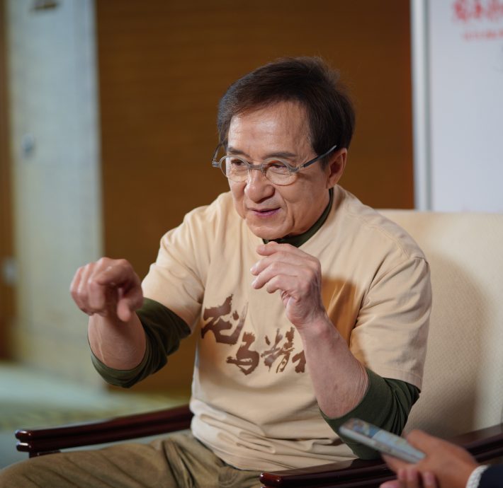 成龙自曝“周身债” 明年来马拍电影