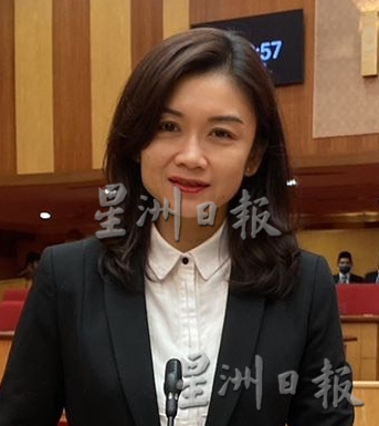 拉曼大学西湖悠闲区路旁美景,近日乏人打理下 路边满布枯树枝与垃圾