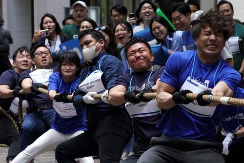 拼盘 2图 未签 助上班族减压 日本办拔河比赛