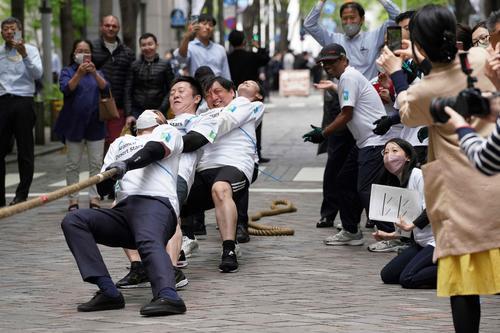 拼盘 2图 未签 助上班族减压 日本办拔河比赛