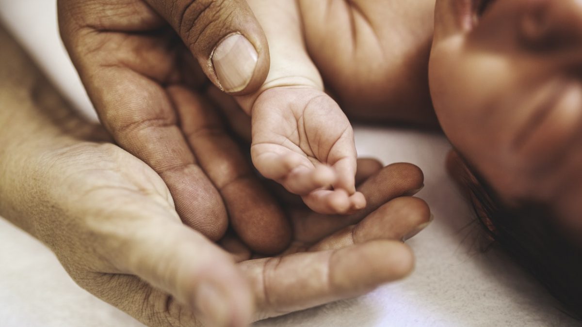 拼盘)湖北妇做试管产龙凤胎却惊悉父女无血缘关系 医院坚称流程无差错