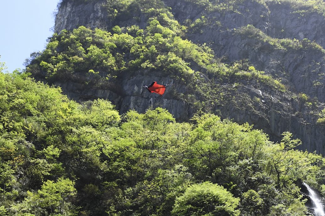拼盘／中国翼装飞人张树鹏成功穿越张家界天门洞