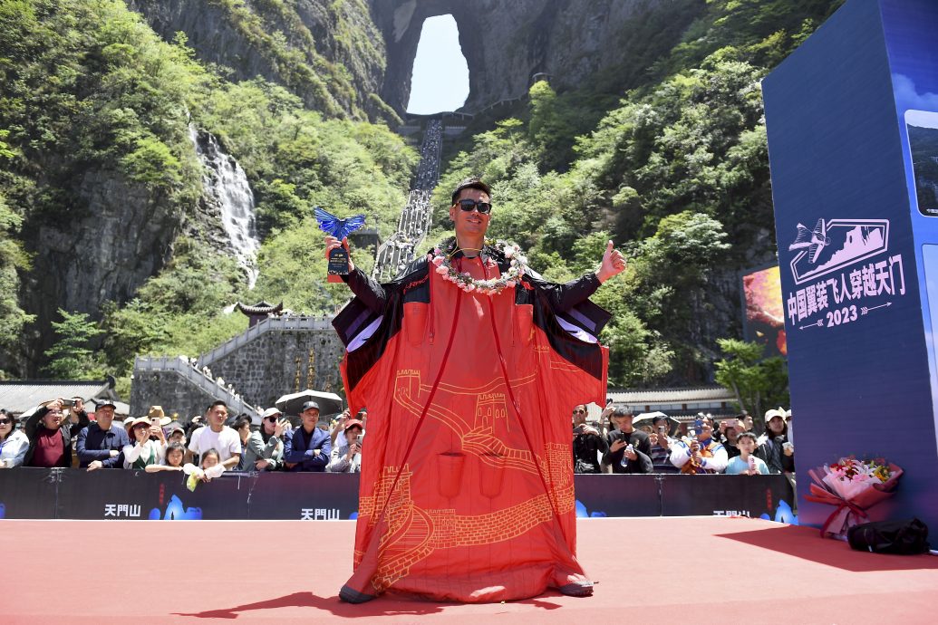 拼盘／中国翼装飞人张树鹏成功穿越张家界天门洞