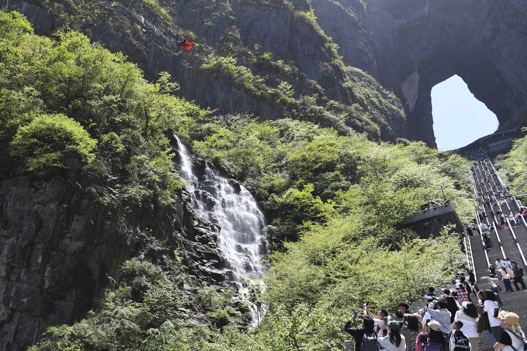 拼盘／中国翼装飞人张树鹏成功穿越张家界天门洞