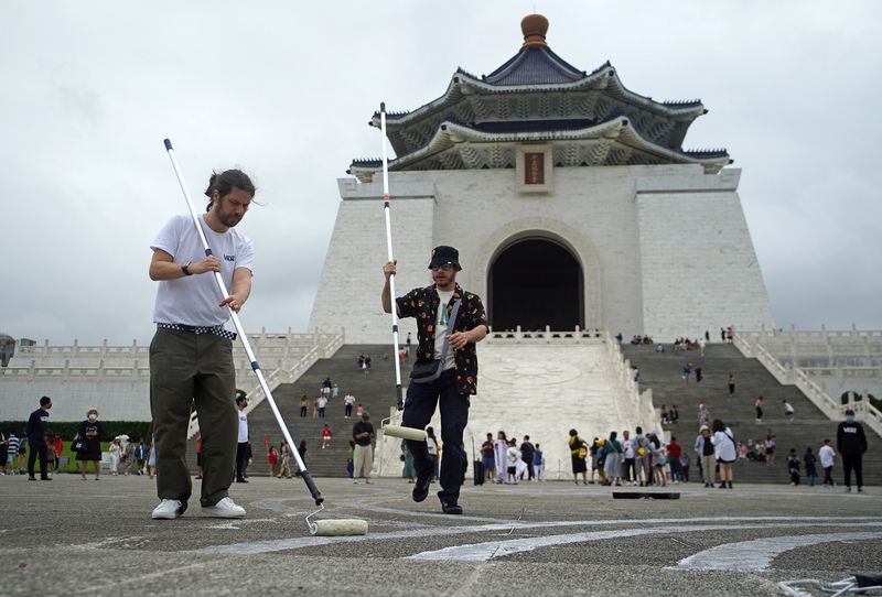 拼盘/法国街头艺术家快闪台北 粉笔涂鸦惊艳中正纪念堂