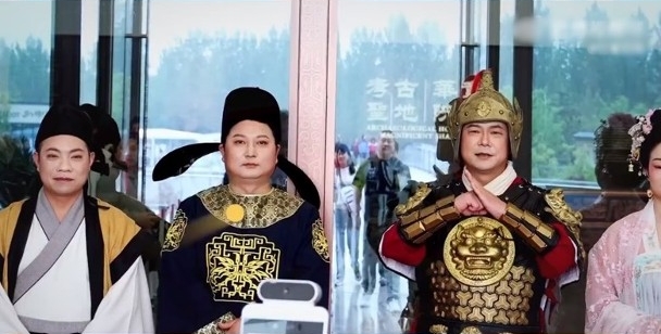 拼盘／老师扮古代名人带入博物馆参观　西安高中生感有趣