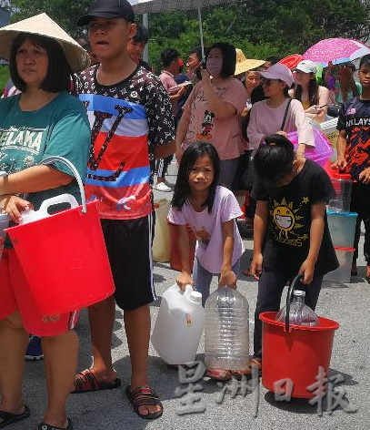 数十年来最严重水供中断 曼绒人烈日下忙“扑水”