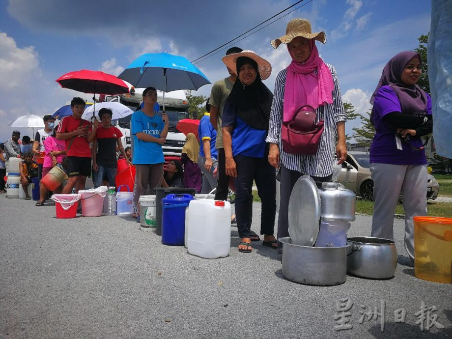 数十年来最严重水供中断 曼绒人烈日下忙“扑水”