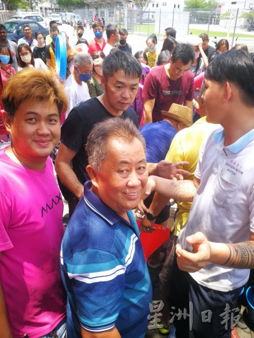 数十年来最严重水供中断 曼绒人烈日下忙“扑水”