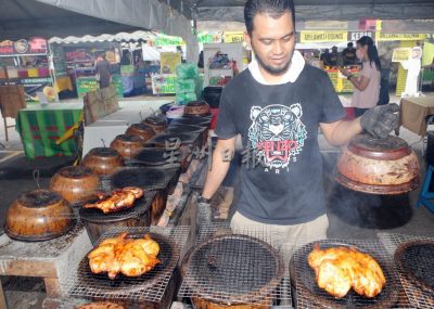 斋戒月市集美食魅力大  细雨纷飞仍现人潮
