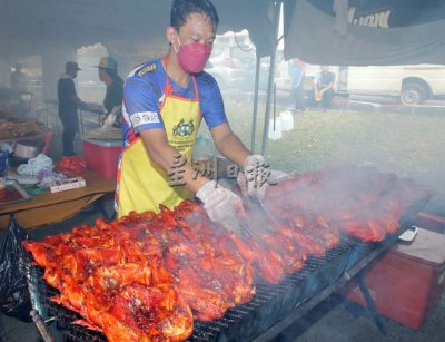 斋戒月市集美食魅力大  细雨纷飞仍现人潮