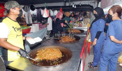 斋戒月市集美食魅力大  细雨纷飞仍现人潮