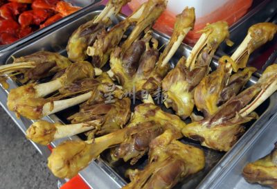 斋戒月市集美食魅力大  细雨纷飞仍现人潮
