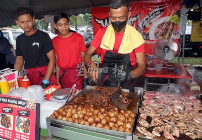 斋戒月市集美食魅力大 细雨纷飞仍现人潮
