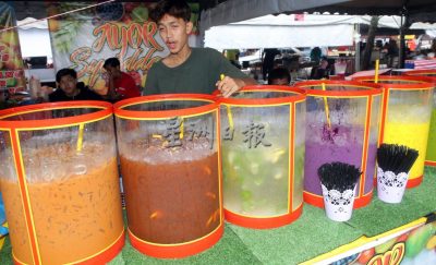 斋戒月市集美食魅力大  细雨纷飞仍现人潮