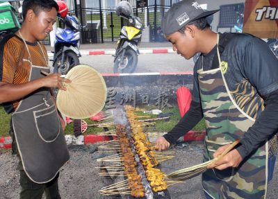 斋戒月市集美食魅力大  细雨纷飞仍现人潮