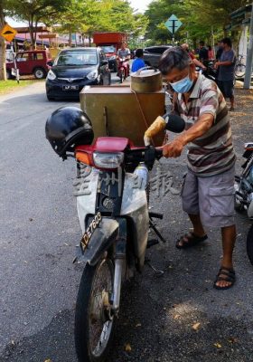 断水三天 民众出尽法宝“扑水”