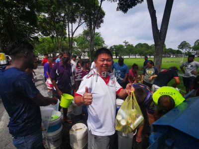 断水三天 民众出尽法宝“扑水”