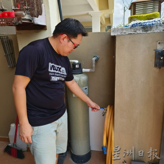 断水近1周难熬! 英雄柏迈花园民忙扑水
