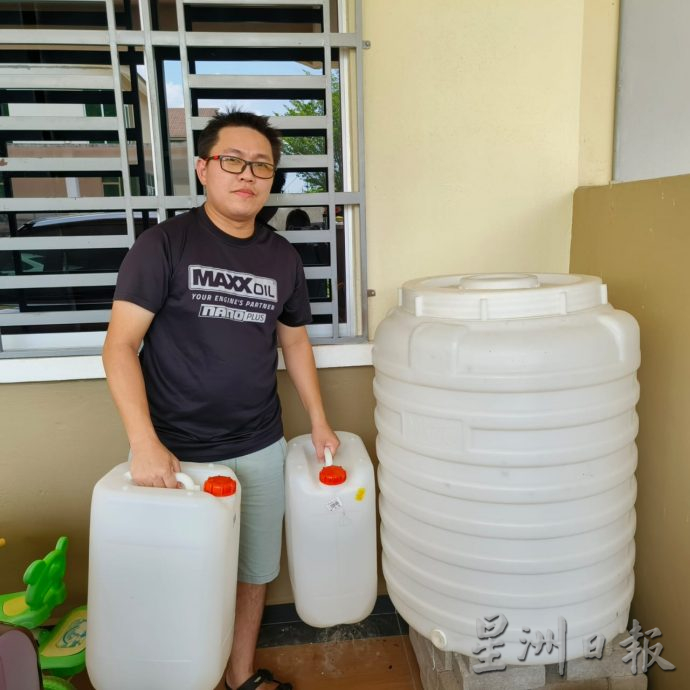 断水近1周难熬! 英雄柏迈花园民忙扑水