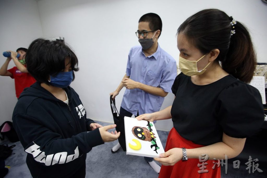 新教育（4月11日）封面故事：大马自闭症协会合唱团[摄影组] 黄安健