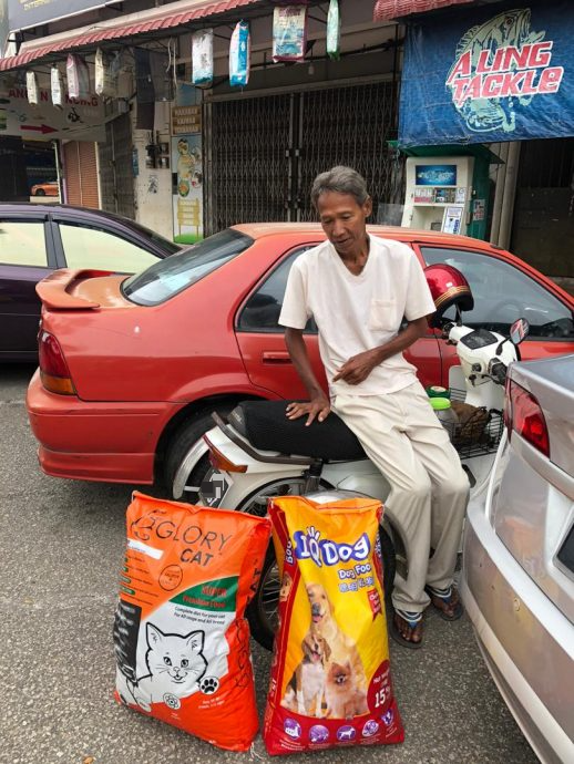 残缺长者骑四轮摩托车喂养流浪动物