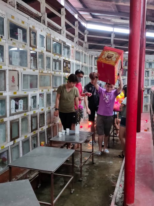 暹庙骨灰阁淹水 祭拜者塑料袋包鞋进行祭拜
