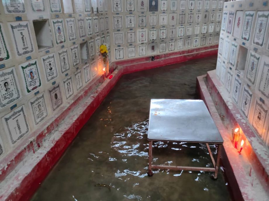 暹庙骨灰阁淹水 祭拜者塑料袋包鞋进行祭拜