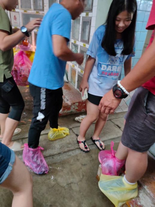 暹庙骨灰阁淹水 祭拜者塑料袋包鞋进行祭拜