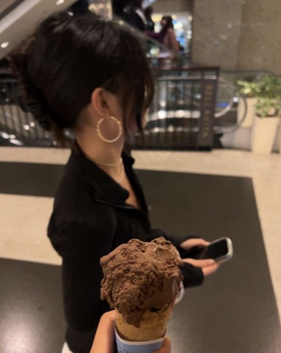 曹格前妻晒母女约会照 12岁Grace戴大耳环做美甲