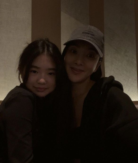 曹格前妻晒母女约会照 12岁Grace戴大耳环做美甲