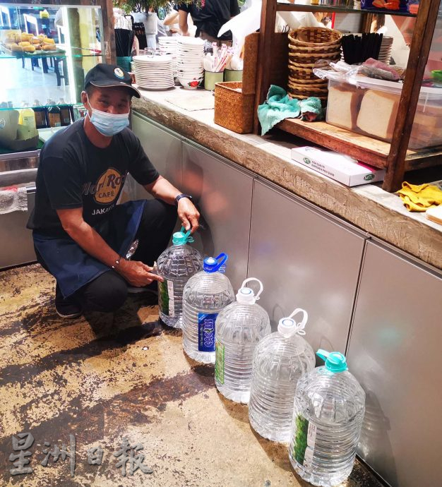 曼绒多区商家居民 添水箱储水防再制水