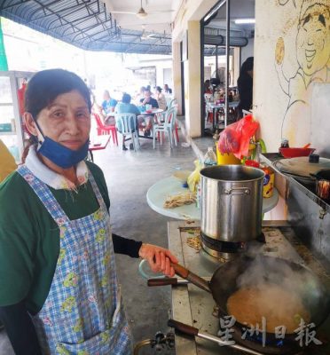 曼绒断水︱大部分食肆休业 部分借水及买水做生意