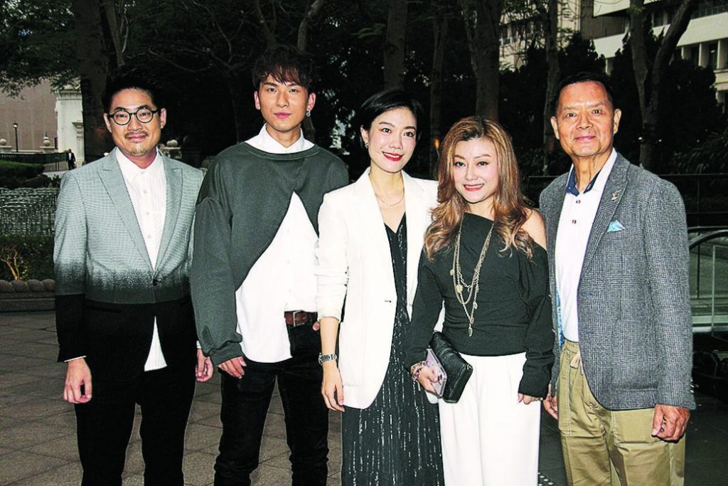 曾志伟70大寿百无禁忌  邀圈中好友拍黑白照