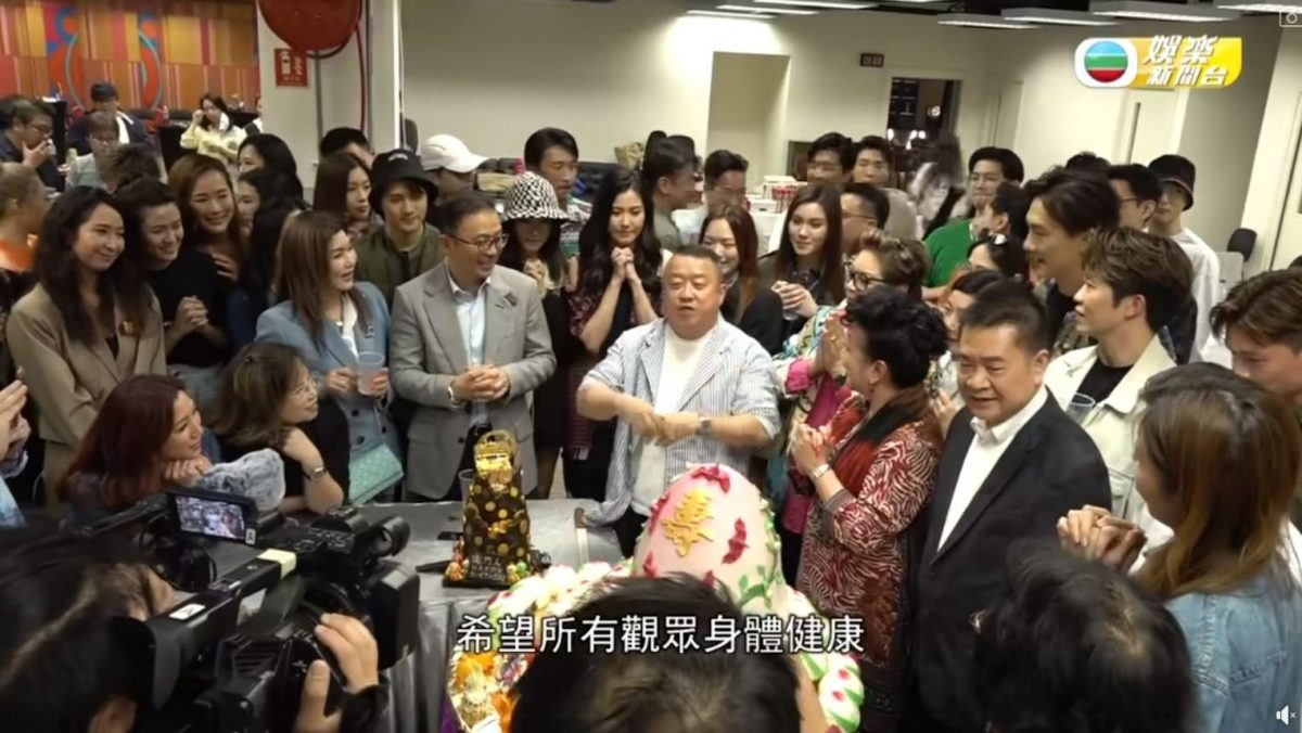 曾志伟70岁生日肥妈薛家燕齐献吻