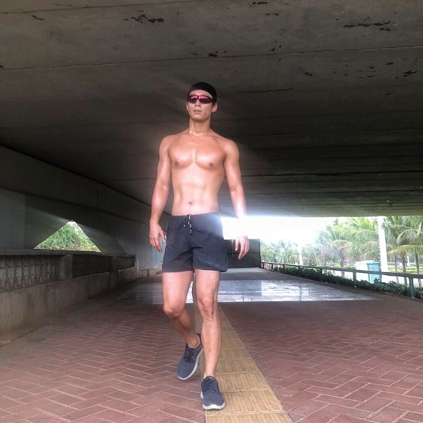 曾是洗头仔穷到日吃一餐3.8令吉 窦骁今娶赌王千金成亿万附马