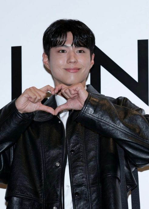 朴宝剑胖一圈？ 与IU搭档新剧网忧拉低颜值