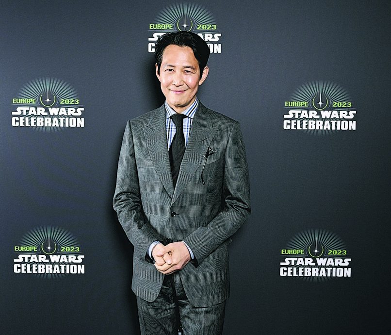 李政宰演绝地武士  拿光剑兴奋到发抖