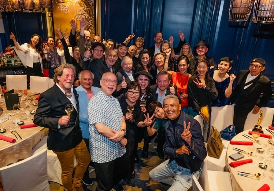 杨紫琼香港办奥斯卡庆功宴 世纪大合照周润发掌镜