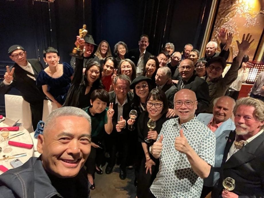 杨紫琼香港办奥斯卡庆功宴 世纪大合照周润发掌镜