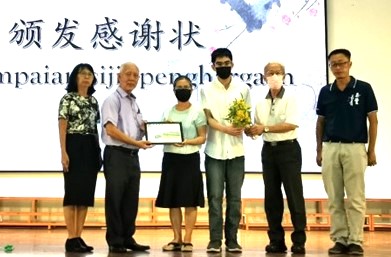 柔: 黄花盛开时,种花人却离去 泰丰华小缅怀林明华无私贡献