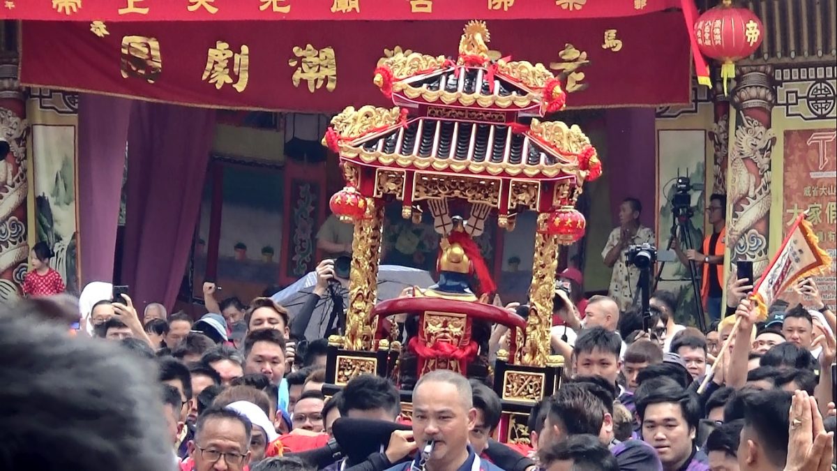 柔：【新山眼】第八集（单元3）：重温柔佛古庙游神──众神身边那些事之昂首阔步
