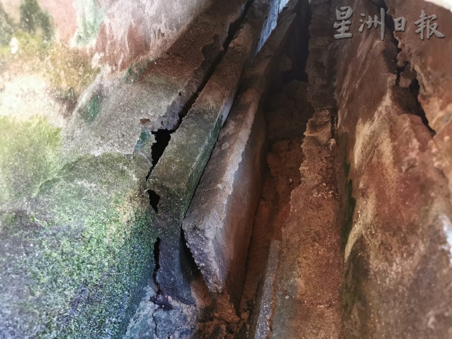 柔：【民生特工队】： 焦点社区：峇株巴辖龙华山庄    民宅后巷水沟年久失修  沟塌地陷墙裂 居民提心吊胆