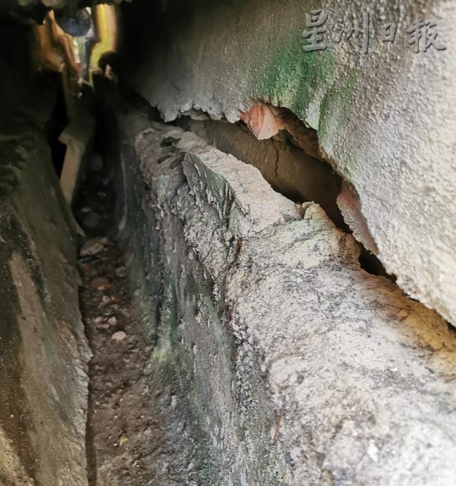 柔：【民生特工队】： 焦点社区：峇株巴辖龙华山庄    民宅后巷水沟年久失修  沟塌地陷墙裂 居民提心吊胆
