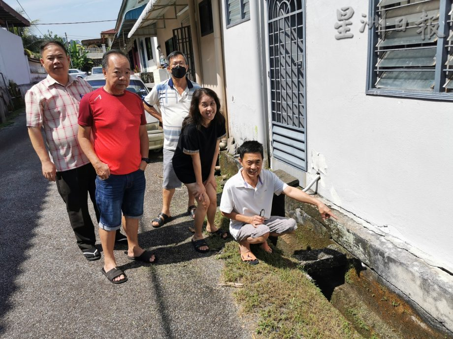 柔：【民生特工队】： 焦点社区：峇株巴辖龙华山庄    民宅后巷水沟年久失修  沟塌地陷墙裂 居民提心吊胆