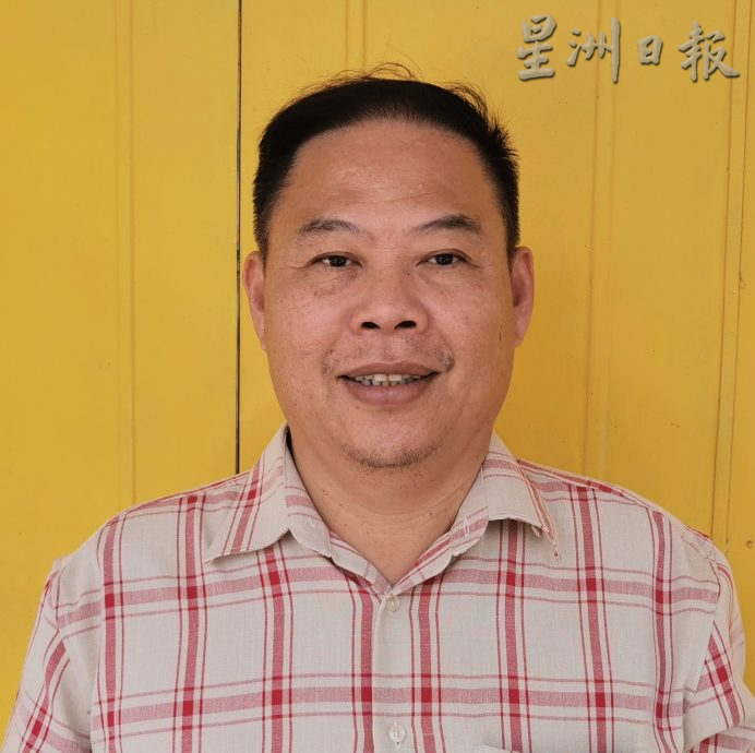 柔:【民生特工队】: 焦点社区:峇株巴辖龙华山庄 民宅后巷水沟年久失修 沟塌地陷墙裂 居民提心吊胆