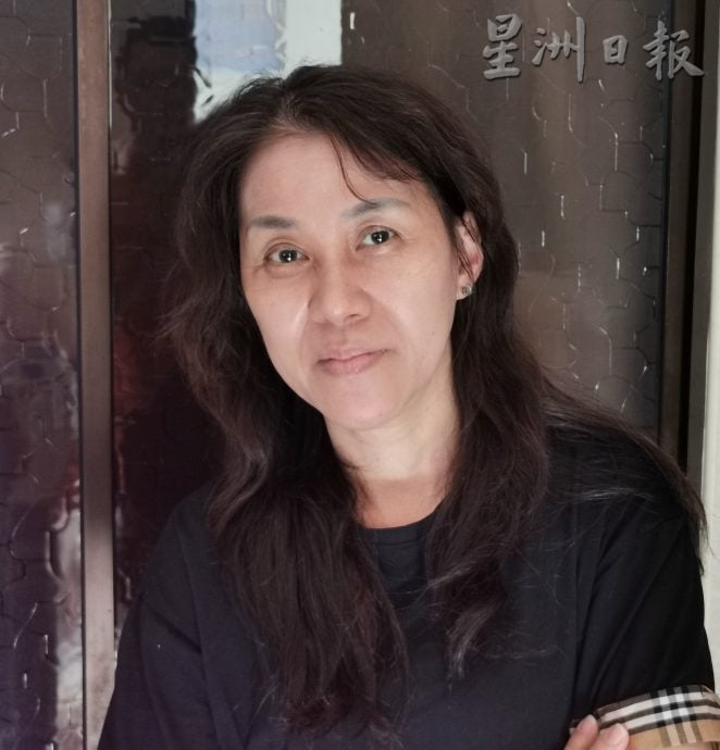 柔:【民生特工队】: 焦点社区:峇株巴辖龙华山庄 民宅后巷水沟年久失修 沟塌地陷墙裂 居民提心吊胆