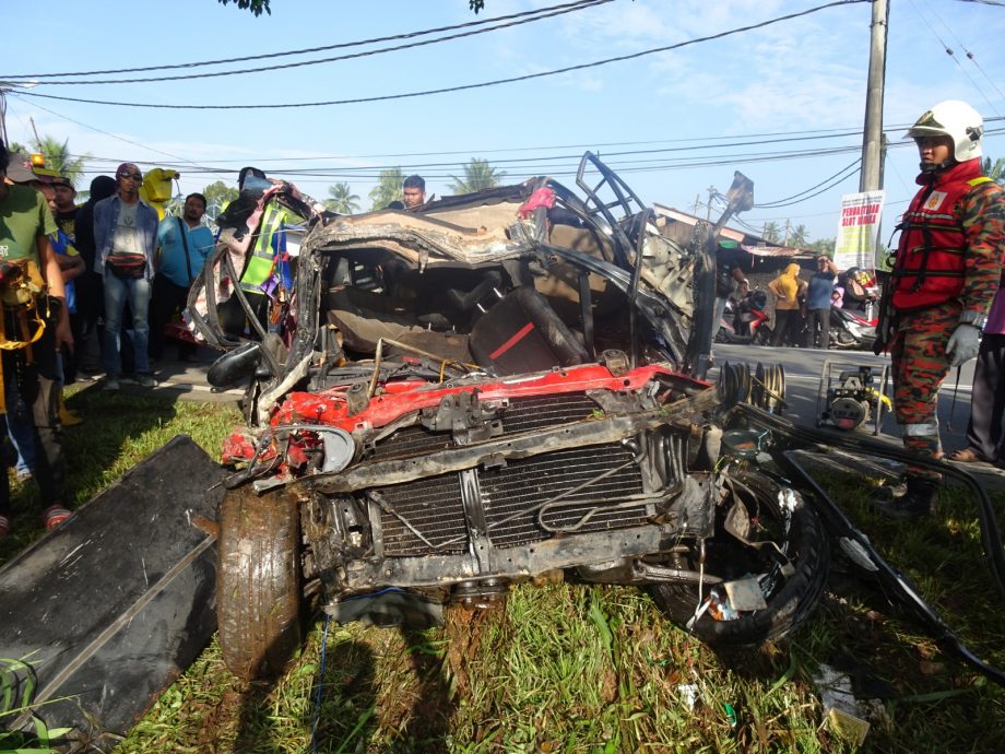 柔:失控撞告示牌后 车坠大沟 司机乘客死