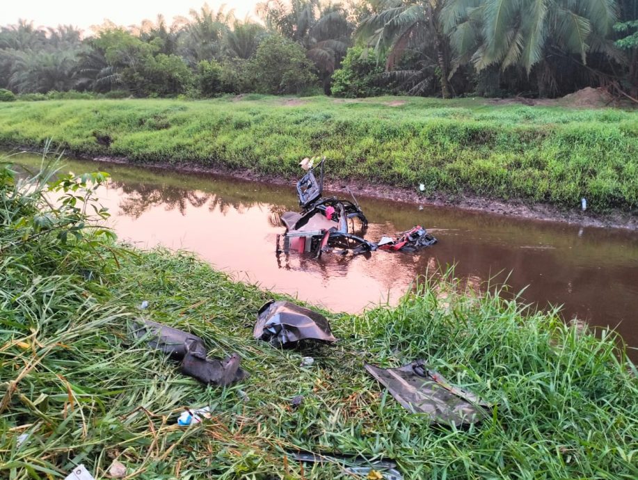 柔:失控撞告示牌后 车坠大沟 司机乘客死
