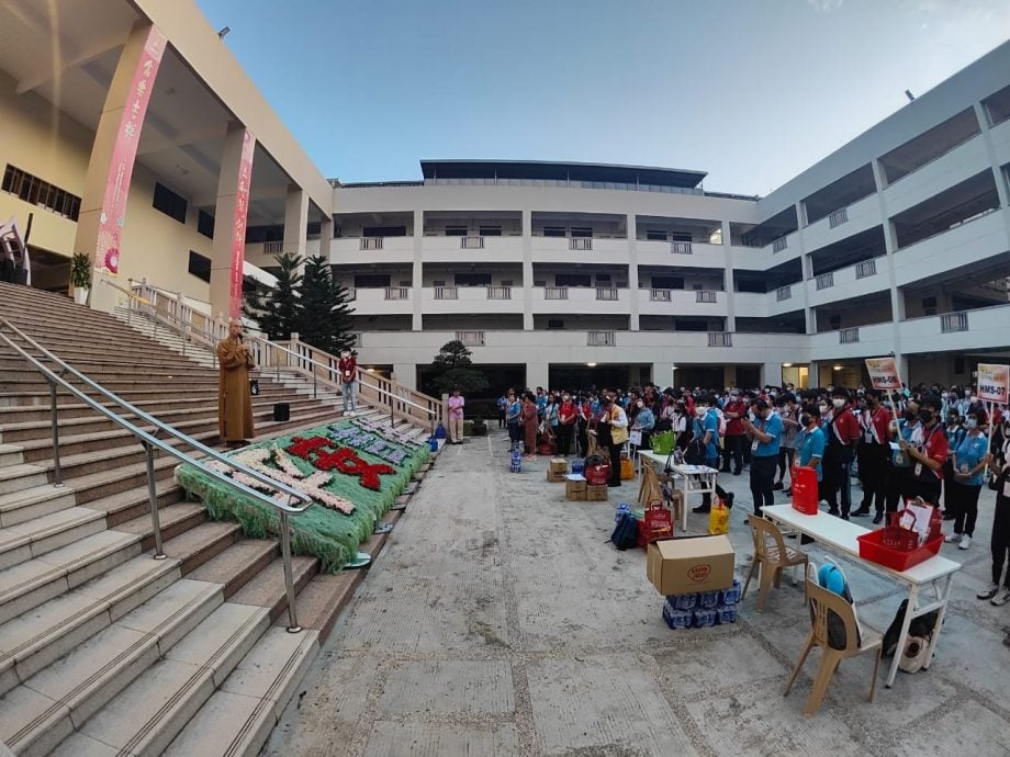 柔:头条之一:新马寺40巴士赴大马好万人青年音乐会